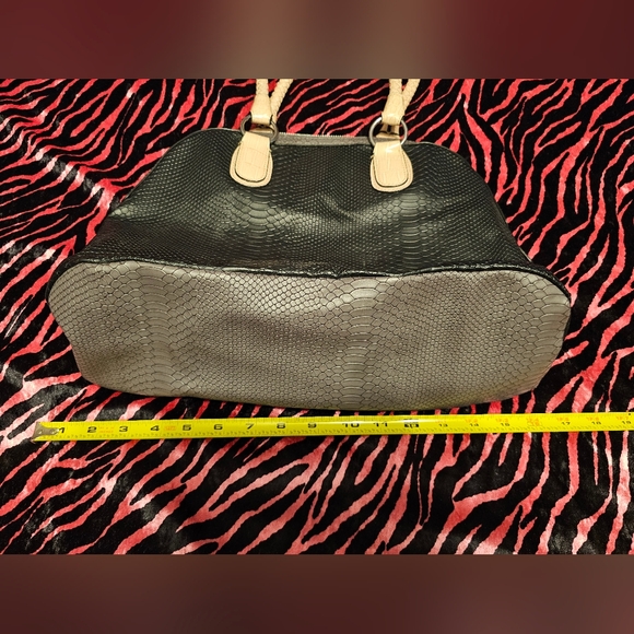 Vintage Guess Faux Crocodile Snakeskin Leather Bowling Purse Bag Pink Gray Y2k - Picture 7 of 7